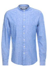 Lichtblauw linnen overhemd met knopen, een opstaande kraag, lange mouwen en witte knopen; heeft een subtiele textuur en een rechte zoom.