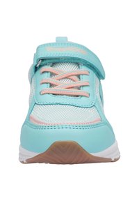 Hellblauer Sportschuh mit Mesh-Einsätzen, pinken Akzenten und einem Klettverschluss. Verfügt über eine abgerundete Spitze und eine strukturierte Gummisohle.