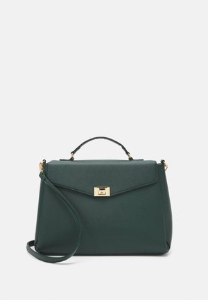 Bolso estructurado de color verde oscuro hecho de material sintético texturizado. Cuenta con un asa superior, correa de hombro ajustable y herrajes en tono dorado.