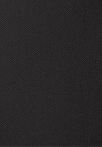 Černá tkanina s jemnou, strukturální vazbou. Materiál se zdá být odolný a jednobarevný, bez vzorů nebo dalších detailů.