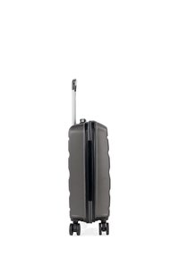 Maleta rígida negra de pie con mango telescópico plateado extendido y cuatro ruedas dobles giratorias sobre fondo blanco.