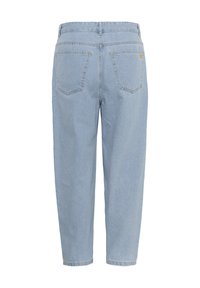 Hátsó nézet világoskék farmernadrágról, amely magas derekú, két hátsó zsebbel, egyenes szárakkal és övhurkokkal.