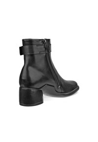 Stivali alla caviglia in pelle nera con chiusura a zip, tacco corto a blocco e una dettagliata fascia larga attorno alla caviglia. Texture liscia e design elegante.