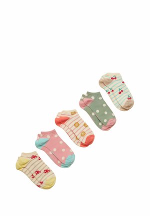 Fünf Paare bunte Knöchelsocken mit verschiedenen Mustern: Kirschen, gepunktet, Löwen und Krabben, auf einem weißen Hintergrund angeordnet.