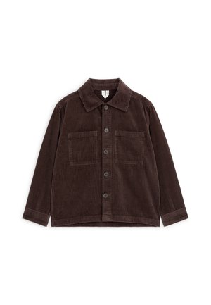 Veste en velours côtelé brun foncé à manches longues, fermeture à boutons sur le devant, deux poches poitrine et col classique, posée à plat sur fond blanc.