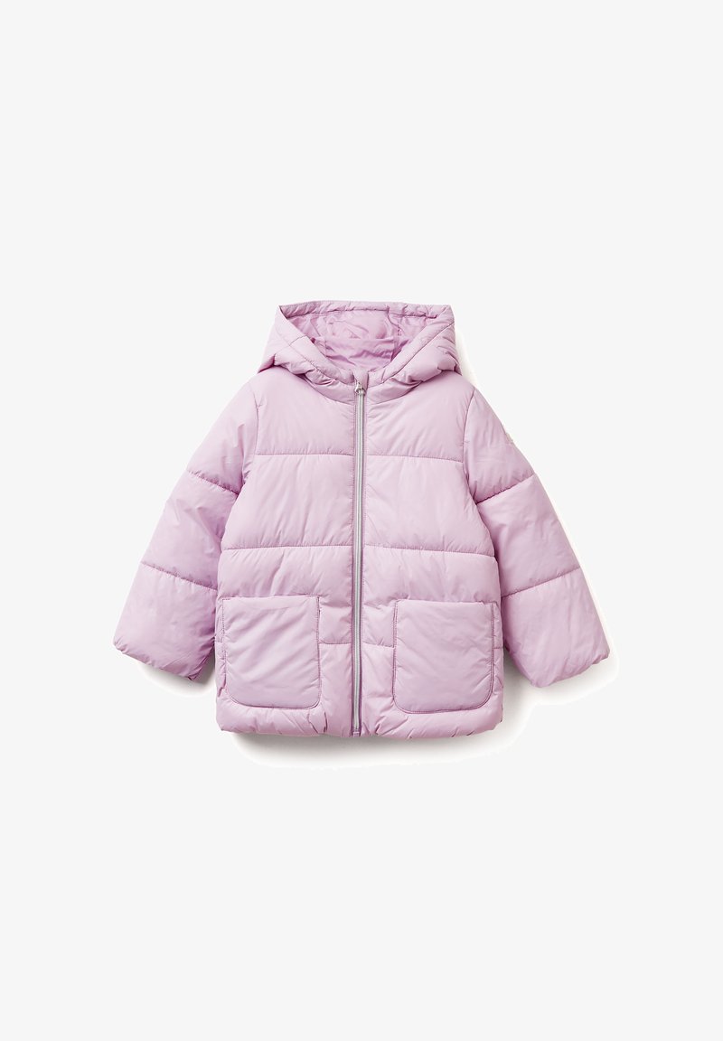 Bunda s kapucí v světle fialové barvě, s předním zipem a dvěma velkými kapsami. Prošívaný design s hladkou texturou a měkkým povrchem.
