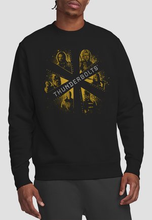Schwarzer Kapuzenpullover mit grafischem Design in Gelbtönen. Das Design zeigt sechs Charakterporträts, die um den Text "THUNDERBOLTS" angeordnet sind.
