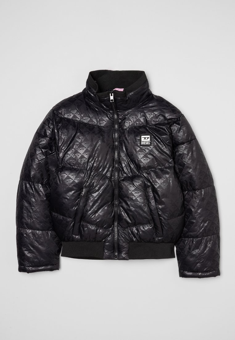 Schwarze gesteppte Daunenjacke mit hohem Kragen, Frontreißverschluss und schwarzem geripptem Saum. Verfügt über ein kleines Logo-Patch auf der linken Seite.