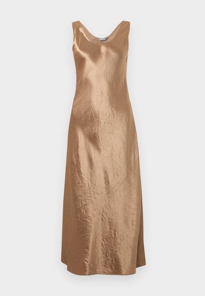 Bronse sateng midi kjole med ermeløs design, rund hals og en sideslitel, med en subtil teksturert finish.