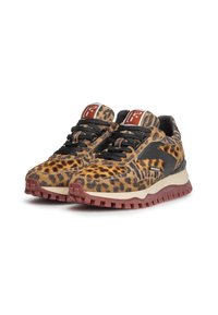 Une paire de baskets imprimées léopard avec des lacets noirs, des panneaux latéraux noirs, des semelles robustes brun-rouge et un patch logo rouge sur la languette.