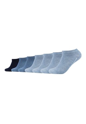 Acht paar lage sokken op een rij, variërend van donker marineblauw aan de linkerkant tot lichtblauw aan de rechterkant, op een witte achtergrond.