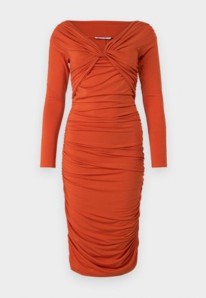 Rochie portocalie plisată cu mâneci lungi, având un decolteu răsucit și o siluetă mulată. Material neted cu detalii texturate.