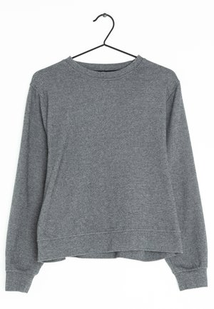 Szara bluza z długim rękawem wisząca na czarnym metalowym wieszaku, z okrągłym dekoltem i prążkowanymi mankietami, prezentowana na białym tle.