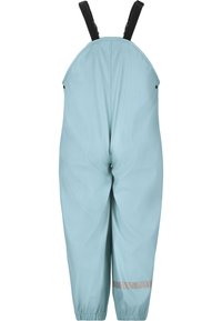 Helleblaue wasserdichte Latzhose mit verstellbaren schwarzen Trägern, elastischen Bündchen und einem reflektierenden Akzentstreifen am Unterschenkel.