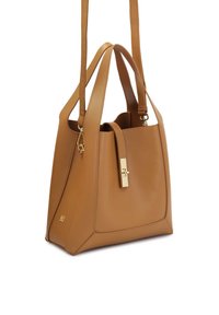 Handtas van lichtbruin leer met een gestructureerde vorm, hardware in goudkleur, een platte handgreep en een verstelbare schouderriem. Eenvoudig, strak ontwerp.