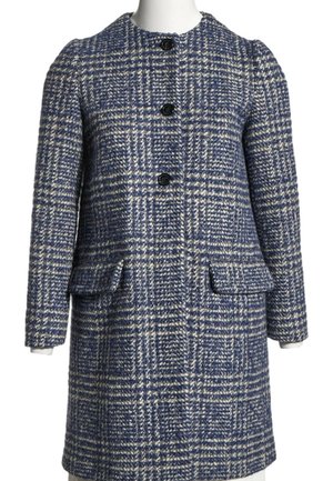 Manteau en laine à carreaux bleu et blanc avec manches longues, encolure ronde, trois boutons noirs et deux poches avant à rabat.