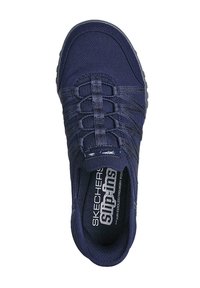 Scarpa slip-on navy in tessuto testurizzato, con lacci elasticizzati e soletta in schiuma a memoria ventilata. Suola in gomma per una maggiore durata.