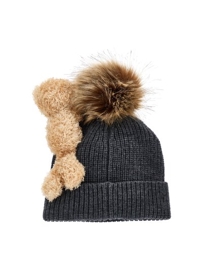 Gorro de punto en gris oscuro con un acento de osito de peluche marrón claro y un gran pompón marrón suave en la parte superior. Textura acanalada y ajuste ceñido.