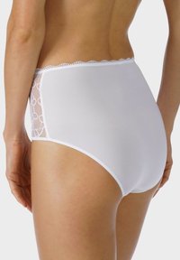 Witte hoog-waist onderbroek met een gladde voorkant en kanten panelen aan de zijkanten met een scalloped rand langs de taille.