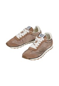 Zapatillas de gamuza marrón y tela con cordones blancos, detalles texturizados y un logo lateral. Cuentan con una suela de goma duradera y un diseño clásico.