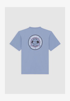 Lyseblå bomulds-t-shirt med korte ærmer, der har et cirkulært graphic på ryggen med et håndtryk og tekst om kvalitet siden 1922.