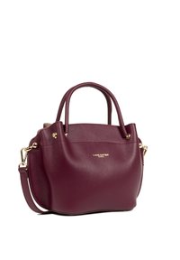 Sac à main en cuir bordeaux avec une texture granuleuse, accents en métal doré, double poignées courtes et une bandoulière amovible.
