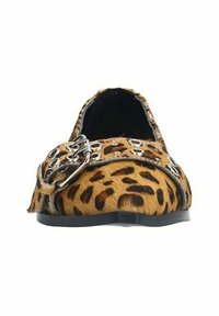 Leopardprint platte schoenen gemaakt van gestructureerd neppelz, met een zilveren gespdetail en een ronde neus. Zwarte binnenkant en flexibele zool.
