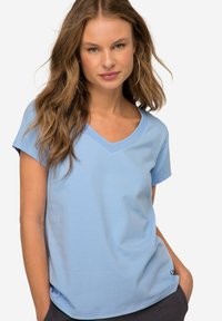 T-shirt azzurro chiaro a V in tessuto morbido con maniche corte, caratterizzato da una vestibilità rilassata e un dettaglio logo discreto vicino all'orlo.