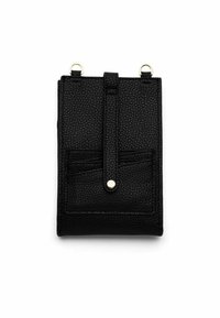 Schwarze Lederhandytasche mit genarbter Textur. Verfügt über eine Vortasche, einen zentralen Tragegurt und goldene Hardware-Akzente. Rechteckige Form.