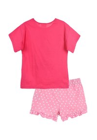 Camiseta de algodón rosa de mangas cortas, combinada con pantalones cortos rosas que presentan un patrón de triángulos blancos y un dobladillo con volantes.