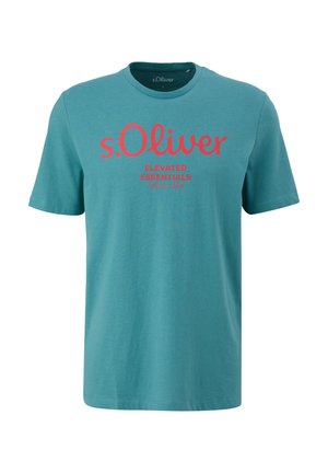 Türkisfarbendes T-Shirt mit kurzen Ärmeln aus Baumwolle, mit einem roten Drucklogo "s.Oliver" und "ELEVATED ESSENTIALS SINCE 1969" auf der Vorderseite.