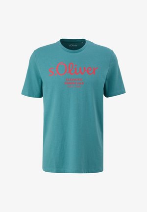 Teal T-shirt met korte mouwen van katoen, met een rode bedrukte logo "s.Oliver" en "ELEVATED ESSENTIALS SINCE 1969" op de voorkant.