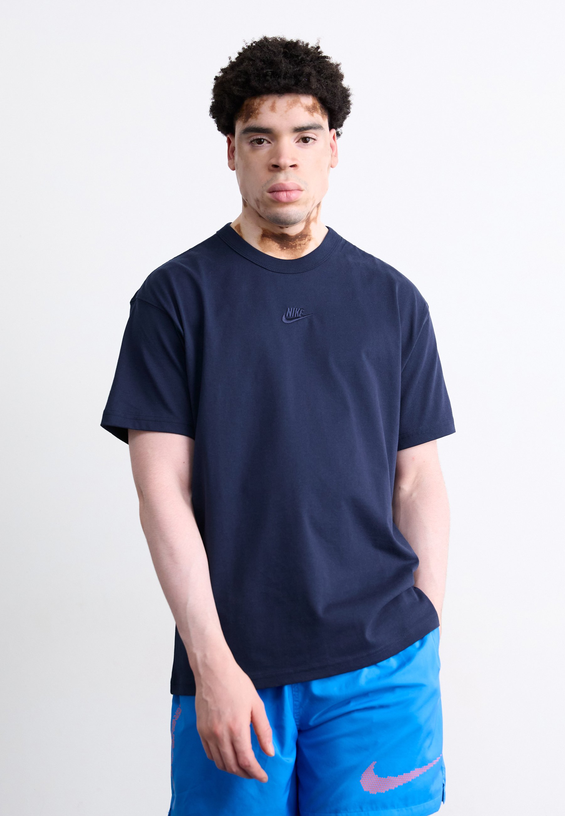 Nike Sportswear TEE Basic T-shirt obsidian/dark blue Zalando