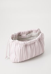 Lys rosa, plissert håndveske med en samlet topp, sølvfarget hardware og en glidelåslomme på innsiden. Mykt, teksturert materiale.