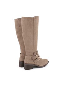 Botas de ante marrón hasta la rodilla con dos correas decorativas con hebilla, un tacón bajo en bloque y un detalle de superficie texturizada.
