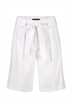 Short blanc mi-genou avec ceinture en tissu nouée, devant plissé et taille large.