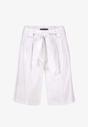 Witte shorts tot op de knie met een geknoopte stoffen riem, geplooide voorkant en brede tailleband.