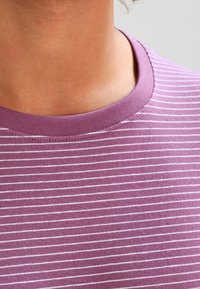 Lindbergh Jednoduché tričko - berry