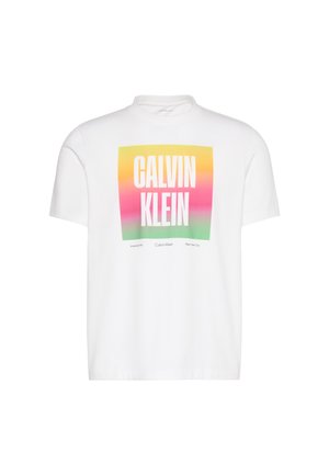 Λευκό κοντομάνικο μπλουζάκι με τετράγωνο μπλοκ με διαβαθμίσεις σε κίτρινο, ροζ και πράσινο, που εμφανίζει τη φράση "CALVIN KLEIN" με μεγάλα λευκά γράμματα.