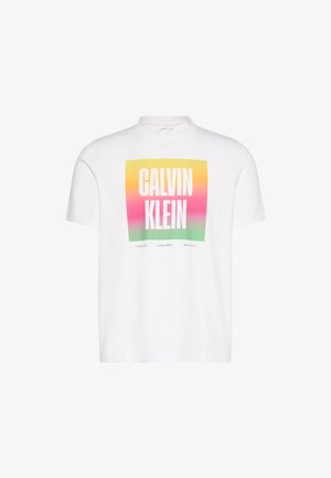 T-shirt blanc à manches courtes avec un bloc dégradé carré jaune, rose et vert affichant "CALVIN KLEIN" en grandes lettres blanches.