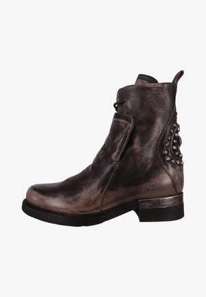 Metallisch bronzen enkelboot met leren materiaal, ronde neus, decoratieve studs aan de achterkant en een lage blokhak.