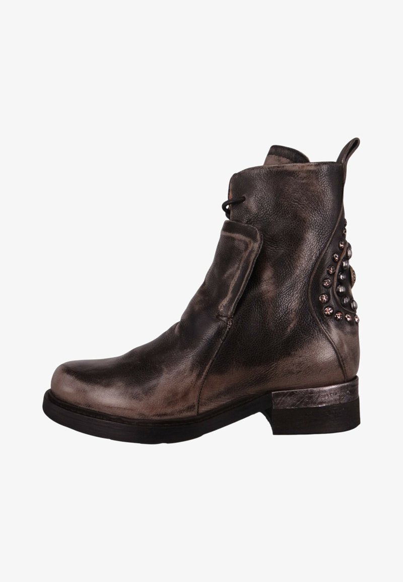 Metallisch bronzefarbenes Knöchelbootie aus Leder mit runder Zehe, dekorativen Nieten auf der Rückseite und einem niedrigen Blockabsatz.