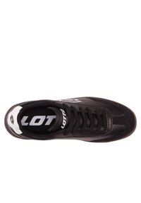Czarne buty sportowe z gładkiej skóry i zamszowymi akcentami. Posiadają płaską podeszw ę, zapięcie na sznurowadła i białe logo na języku.