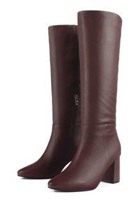 Stivali alti fino al ginocchio in pelle bordeaux con finitura testurizzata, punta affusolata e tacco spesso. Cerniera laterale per una facile indossabilità.