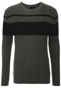 Strickpullover in Dunkelgrau mit schwarzen und helleren grauen horizontalen Streifen. Hat einen Rundhalsausschnitt sowie gerippte Bündchen und einen gerippten Saum.