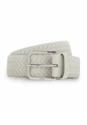 Lichtgrijze geweven leren riem met een zilveren rechthoekige metalen gesp gegraveerd met "BOSS", opgerold op een witte achtergrond.