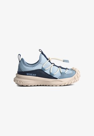 Mėlyna ir tamsiai mėlyna sportinė avalynė su tekstūruota guminė padu, elastingomis raištelėmis ir galine kilpa. Šone yra "WHEAT" logotipas.