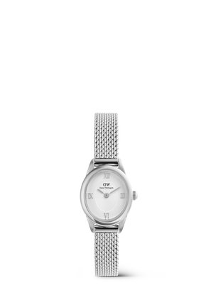 Hopeinen Daniel Wellington -rannekello, jossa on verkkoranneke, pyöreä kellotaulu, roomalaiset numerot kohdissa 12, 3, 6 ja 9 sekä kaksi kellon viisarua.