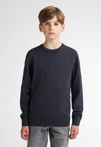 Pulover bleu închis cu guler rotund și mâneci lungi. Confecționat dintr-un material moale, având un tiv și mansete cu model în relief pentru o potrivire strânsă.