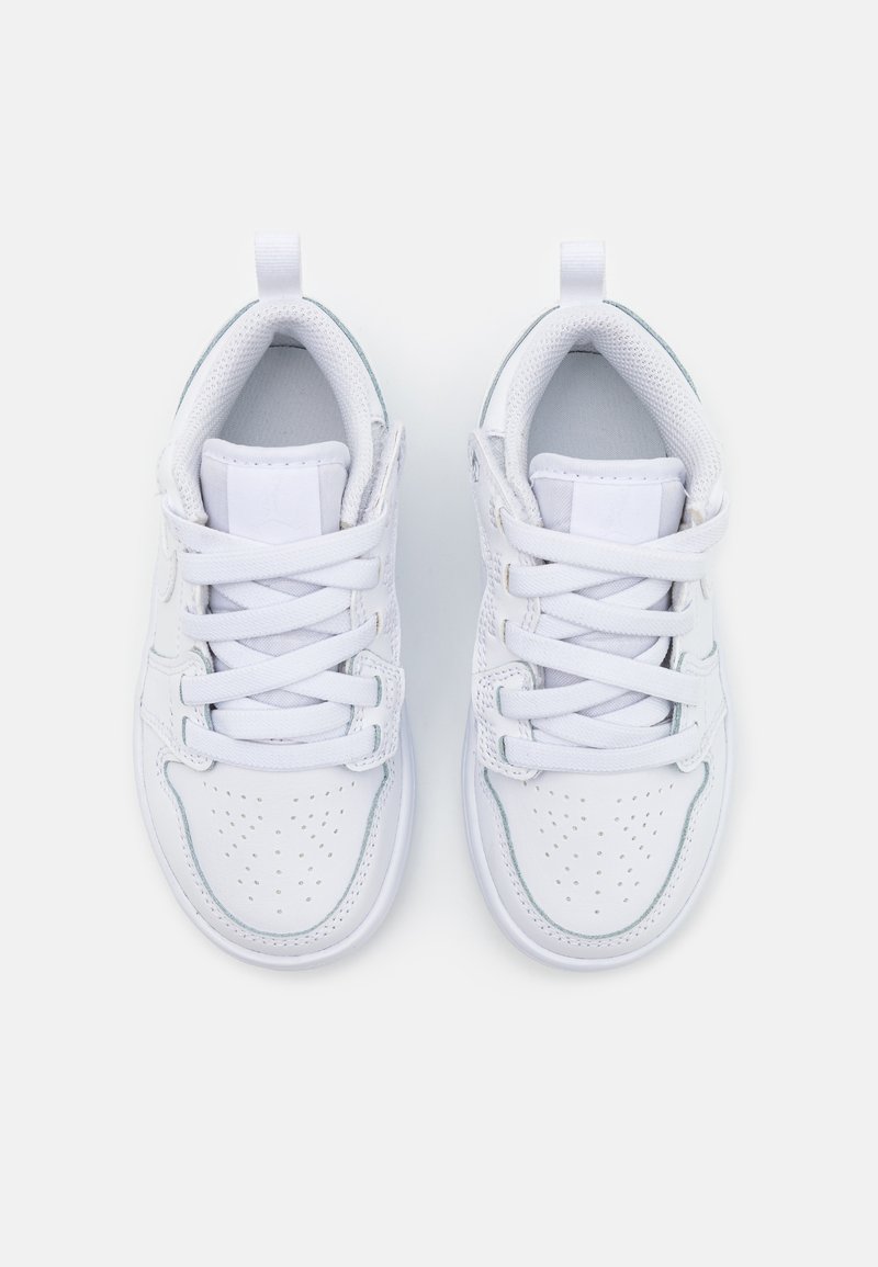 Zapatillas deportivas blancas con un upper de cuero suave, acentos de malla, detalles perforados, cordones planos y una lengüeta trasera para facilitar su uso.